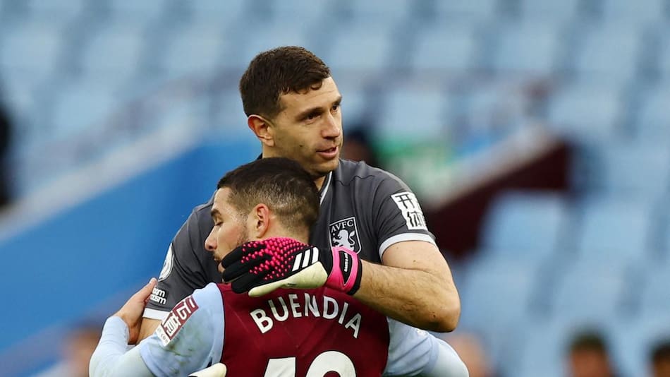 Emiliano Martínez y Emiliano Buendia en el Aston Villa. Foto: REUTERS.