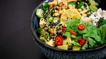 Por qué los especialistas recomiendan no comer ensalada en la cena. Foto Unsplash.