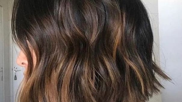 Rejuvenece y aporta frescura natural: el look que marca tendencia para despedir el 2025