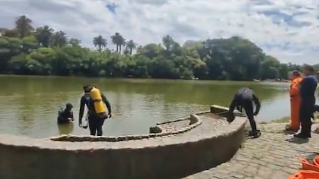 Bomberos y policías buscan al hombre que se arrojó a los Lagos de Palermo.