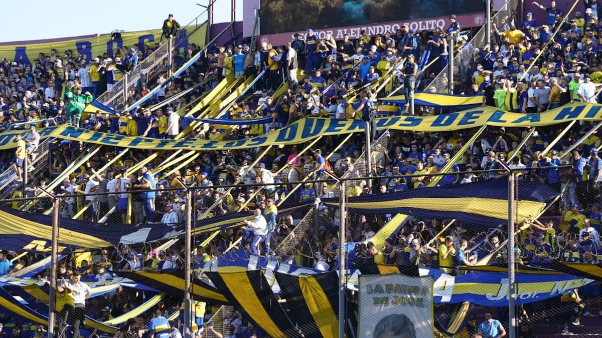 Hinchas de Boca en la cancha de Lanús.