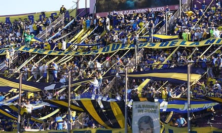 Hinchas de Boca en la cancha de Lanús.