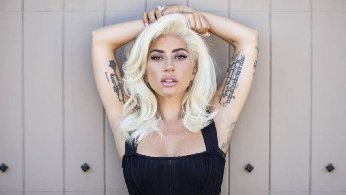 Lady Gaga presumió su bronceado luciendo su cuerpo al desnudo