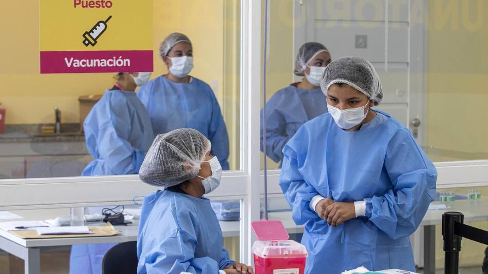 Médicos y enfermeros en pleno trabajo en pandemia, coronavirus en Argentina, NA