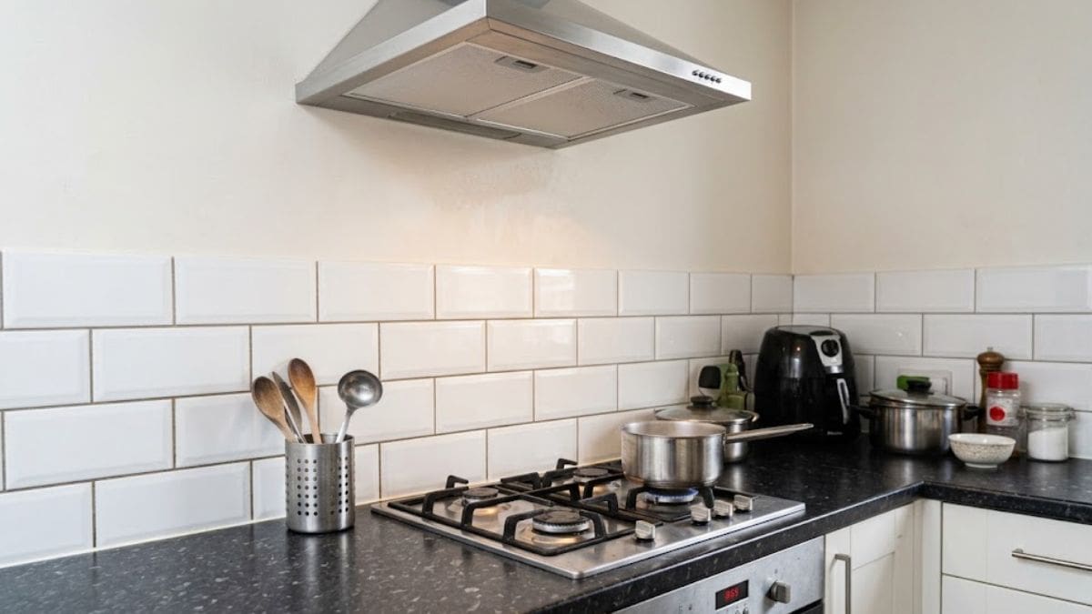Cómo sacar la grasa pegada de los filtros de la campana de la cocina: qué usar para dejarlos limpios