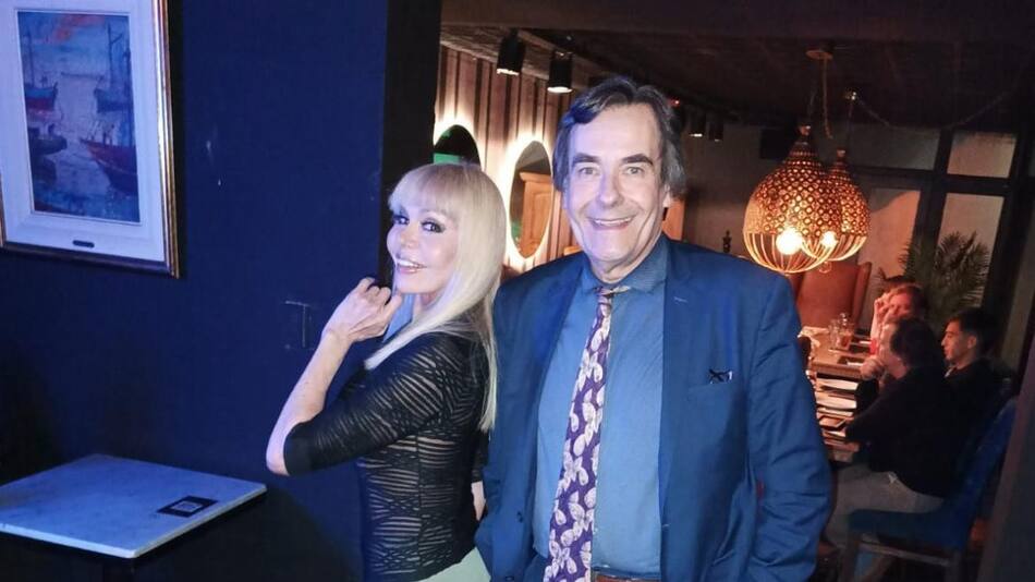 Los actores Adriana Aguirre y Ricardo García. Foto: Twitter @AdrianayRicardo.