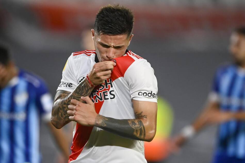 Foto NA Enzo Fernández besa su camiseta