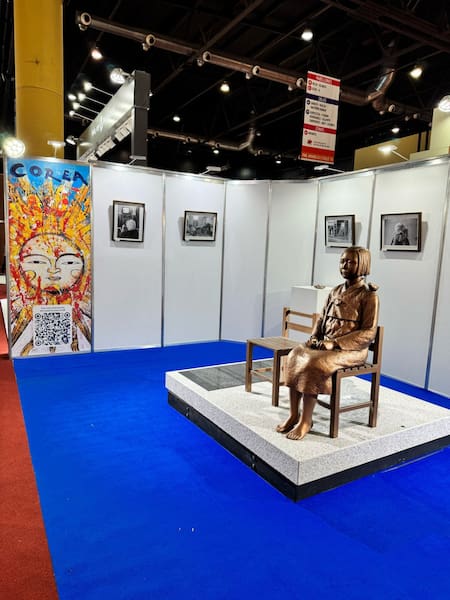 Por primera vez, la "Estatua de paz" en honor a las mujeres esclavizadas en la Segunda Guerra se expone en la Feria del Libro.María del Pilar Álvarez