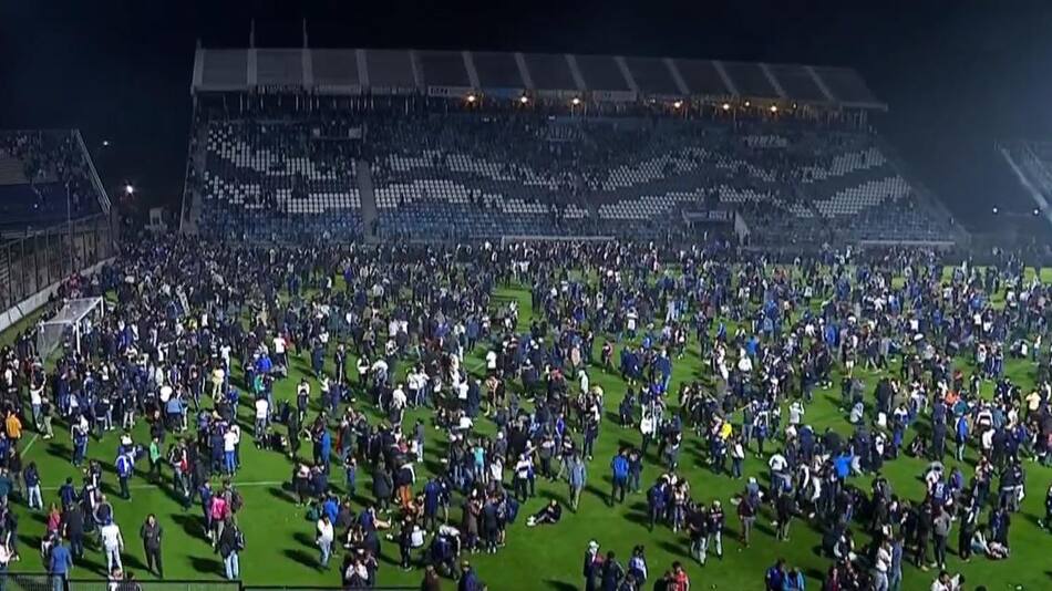 Incidentes en pleno partido entre Gimnasia y Boca. Foto: NA