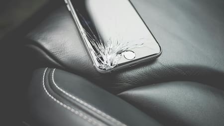 Celular con la pantalla rota.