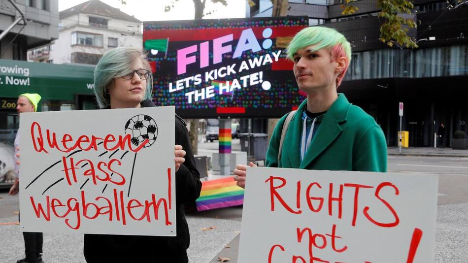 Protesta LGBT frente al museo de la FIFA_Reuters