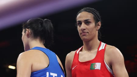 Imane Khelif derrotó a Ángela Carin y desató la polémica. Foto: Reuters.