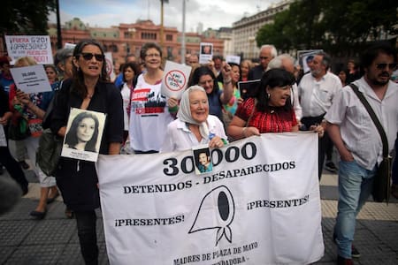 Protestas anti G20, Madres de Plaza de Mayo y organizaciones sociales frente al Congreso, Reuters