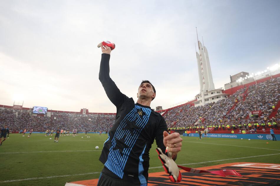 Dibu Martínez en el entrenamiento de Argentina a beneficio de las víctimas de la inundación de Bahía Blanca. Foto: EFE/Juan Ignacio