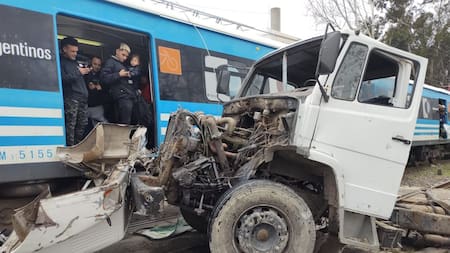 Accidente de tránsito de un camión y el tren Roca en Quilmes. Foto: @CANAL4EZEIZABUE.