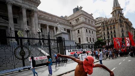 Incidentes frente al Congreso durante debate por acuerdo con el FMI, REUTERS