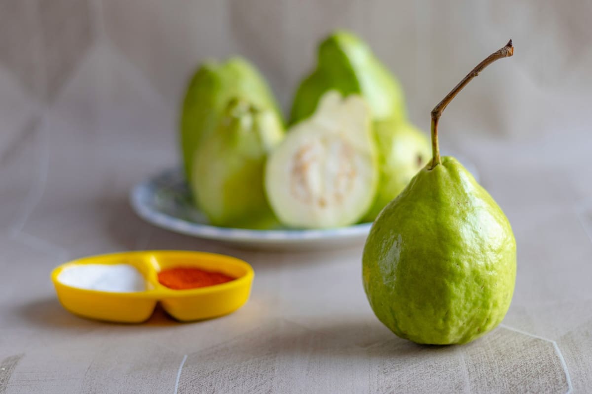 La guayaba es una planta tropical cargada de nutrientes esenciales. Foto: Unsplash.