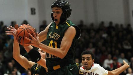 Connor Sturgeon jugando al básquet en su escuela secundaria. Foto Twitter @hiplain_drifter.