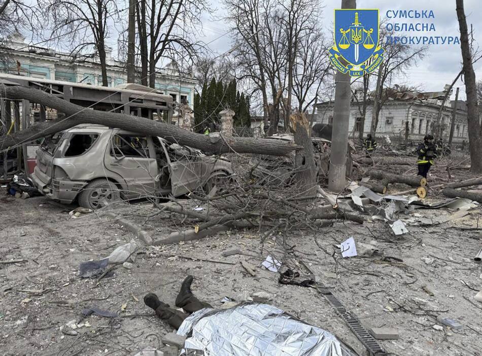 Rusia lanzó un ataque masivo con misiles balísticos en el noreste de Ucrania. EFE/EPA/SERVICIO ESTATAL DE EMERGENCIAS DE UCRANIA