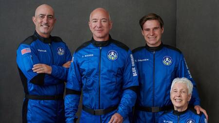 Jeff Bezos junto a su hermano Mark, la piloto estadounidense Wally Funk y el joven Oliver Daemen