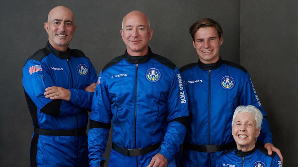 Jeff Bezos junto a su hermano Mark, la piloto estadounidense Wally Funk y el joven Oliver Daemen