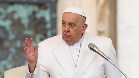 El Papa Francisco bendice a los fieles durante la audiencia general semanal, en la plaza de San Pedro del Vaticano. Foto: Reuters.