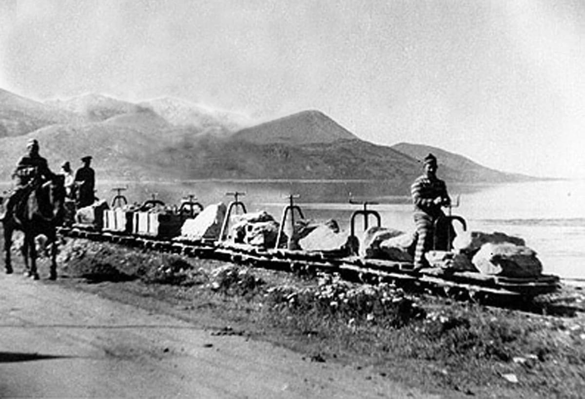 El tren que construyeron presos peligrosos en el fin del mundo y hoy deslumbra a turistas de todo el planeta