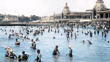 “Cubrir el cuerpo del cuello hasta la rodilla”: cómo eran los veranos en Mar del Plata con un estricto manual de baño