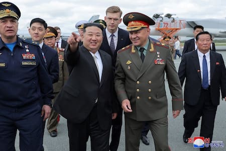 Kim Jong-Un con el ministro de Defensa de Rusia, Serguei Shoigú. Foto: Reuters.