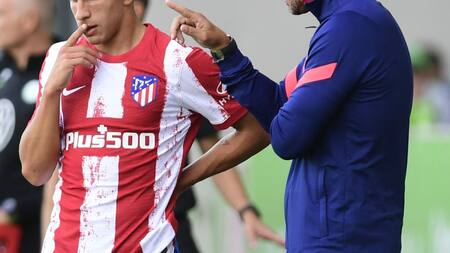Giuliano Simeone conversando con su padre. Foto: Reuters / Fabian Bimmer