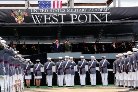 Donald Trump junto a militares de Estados Unidos. Foto: Reuters/Eduardo Muñoz