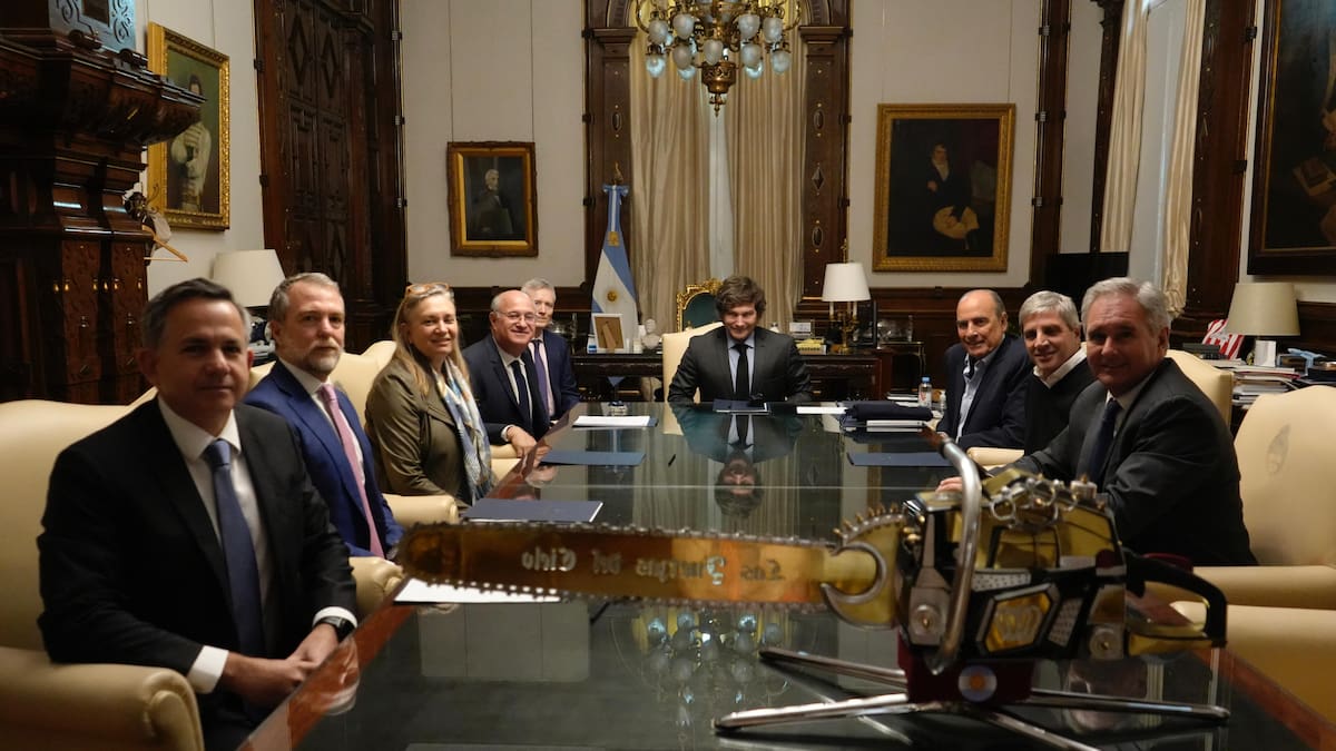 Javier Milei y Luis Caputo con el presidente del Banco Interamericano de Desarollo, Ilan Goldfajn.