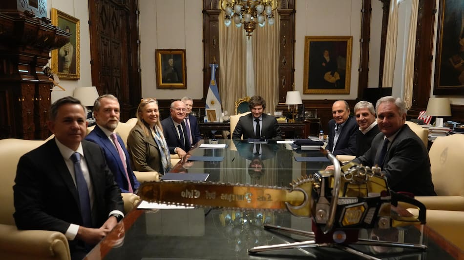 Javier Milei y Luis Caputo con el presidente del Banco Interamericano de Desarollo, Ilan Goldfajn.