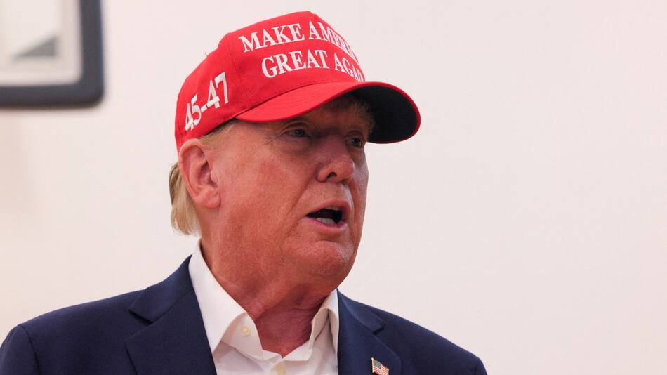 Donald Trump habló con la prensa tras emitir su voto en Florida. Foto: Reuters.
