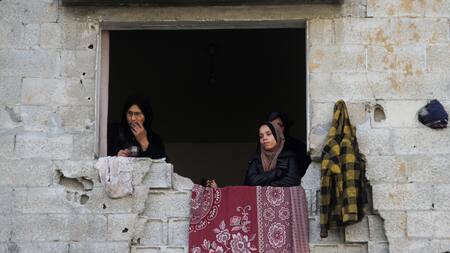 Mujeres palestinas en una ventana de un edificio destruído, en medio de las negociaciones de alto el fuego con Israel, en Gaza. Foto: REUTERS/Mahmoud Issa