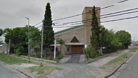 La iglesia donde casi ocurre el femicidio en Lanús. Foto: NA