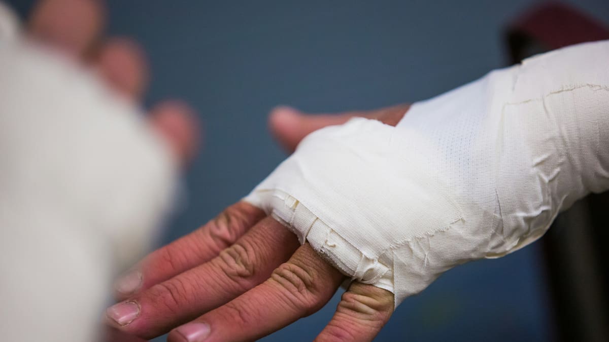 Se quebró un brazo en Miami, la asistencia al viajero le negó parte de la cobertura y terminó condenada a pagar una multa millonaria