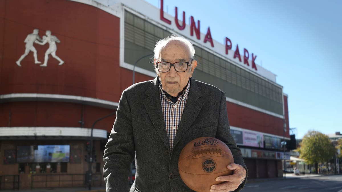 Ricardo González en el Luna Park a 74 años del título del mundo de la Selección de básquet. Foto: Federico Peretti.