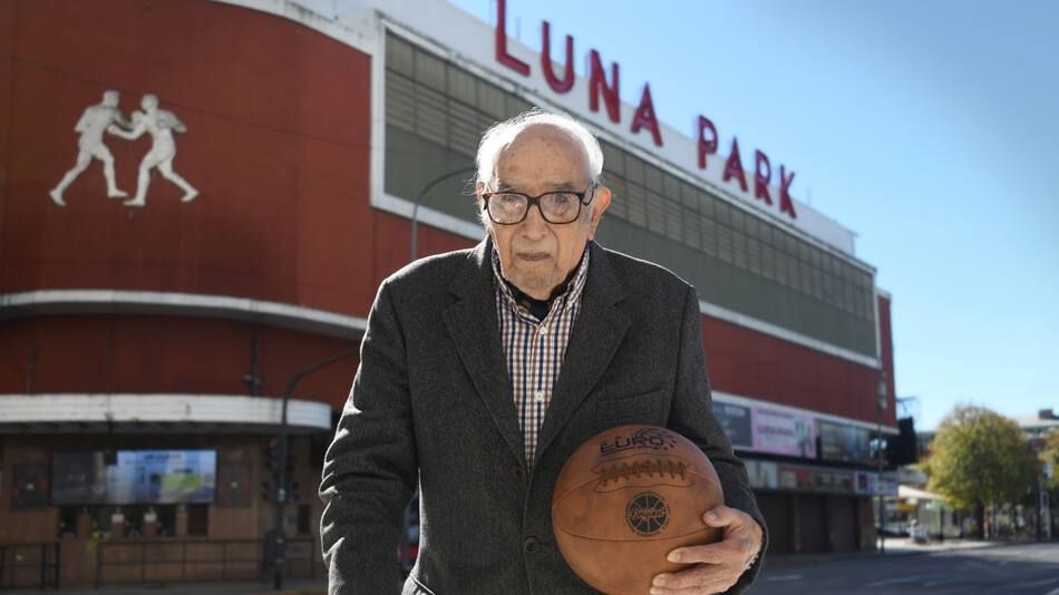 Ricardo González en el Luna Park a 74 años del título del mundo de la Selección de básquet. Foto: Federico Peretti.