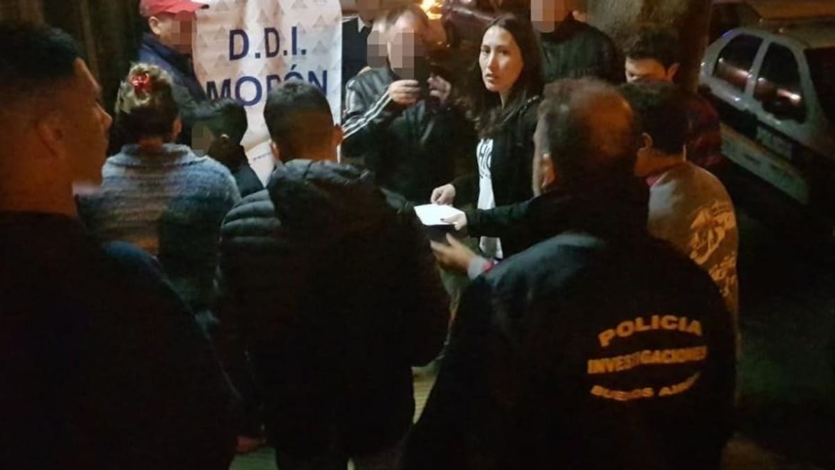 Detención de madre por amenaza de bomba de sus hijos