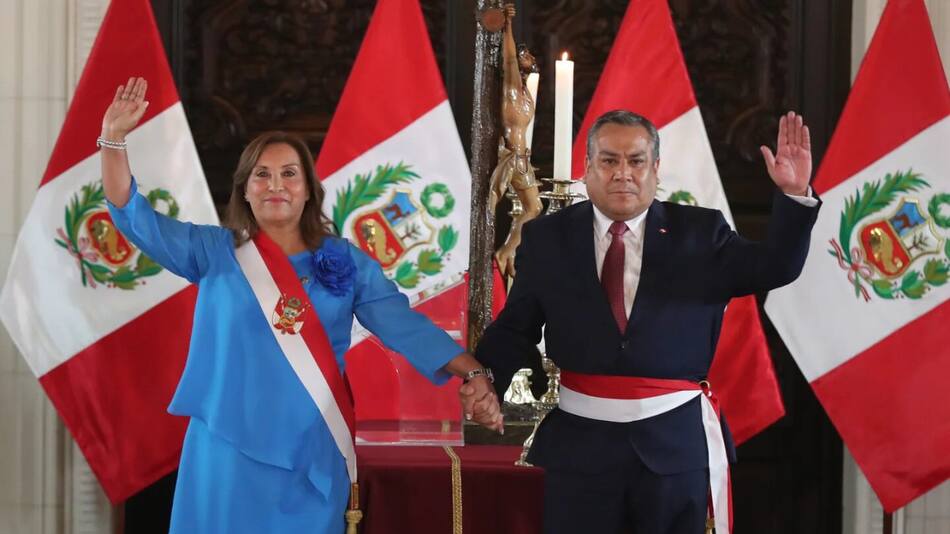 Gustavo Adrianzén y Dina Boluarte. Foto: EFE.