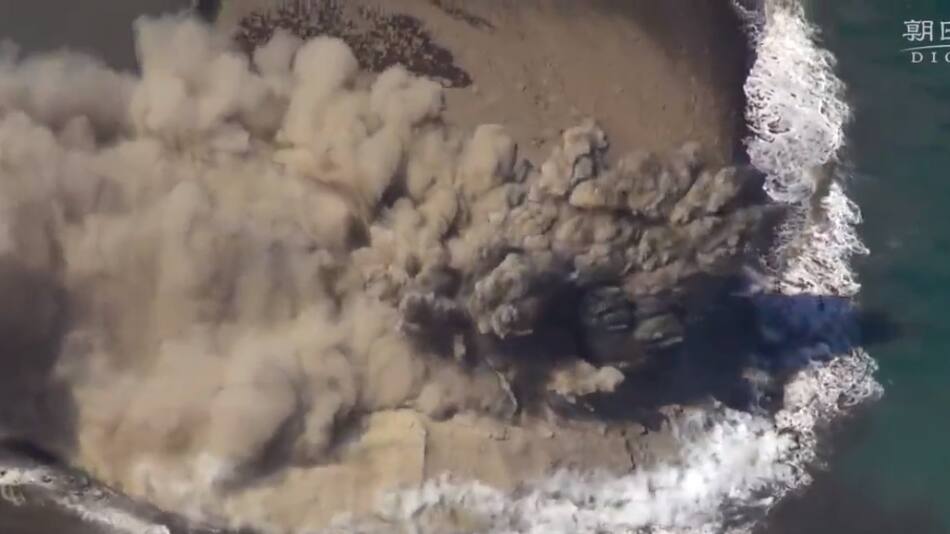 Captan por primera vez el nacimiento de una nueva isla en la costa de Iwo Jima, Japón. Foto: captura de video.