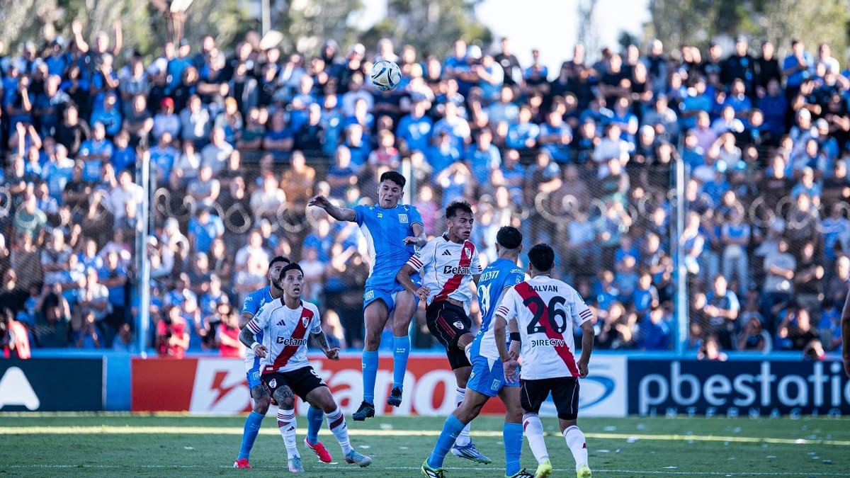 River venció a Estudiantes de Río Cuarto con goles de Gonzalo Montiel y Maximiliano Salas.