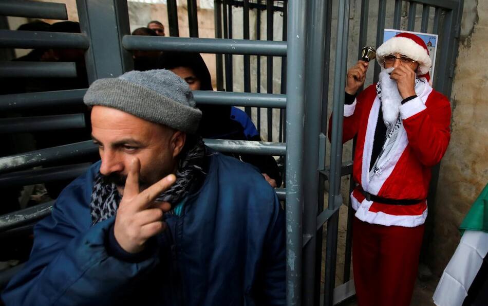 FOTOS de la Navidad en el mundo: los Papá Noel más extraños - Israel