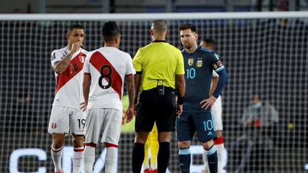Lionel Messi junto a Wilton Sampaio en Argentina - Perú, AGENCIA EFE