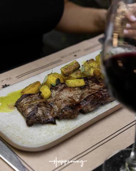 Vacío del fino con papas, boniatos y puerros, el plato estrella de Happening. Foto: Instagram @happeningba