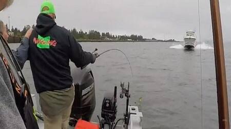 Yate se estrella a toda velocidad contra una pequeña lancha