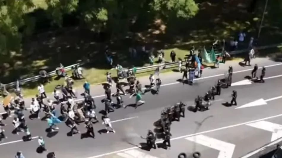 La Policía de la Ciudad avanzó sobre manifestantes.