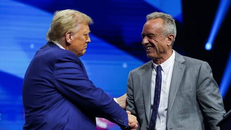 El saludo entre Donald Trump y Robert Kennedy Jr. Foto: Reuters.