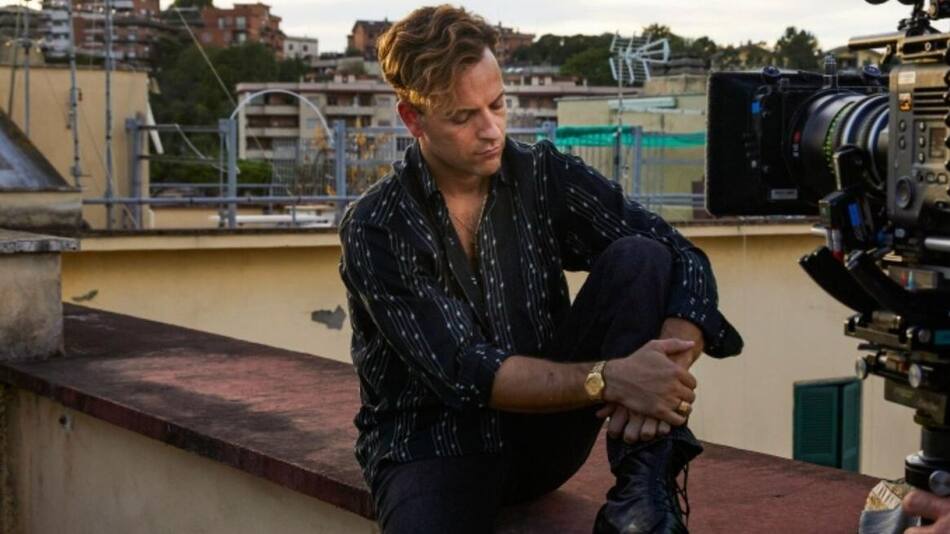 Alessandro Borghi como Rocco Siffredi en el rodaje de Supersex. Foto: Netflix.
